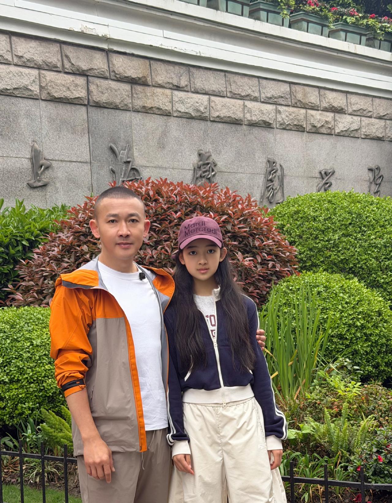 左边是聂远，1978年出生，身高177cm。右边是聂子一，2014年出生，身高