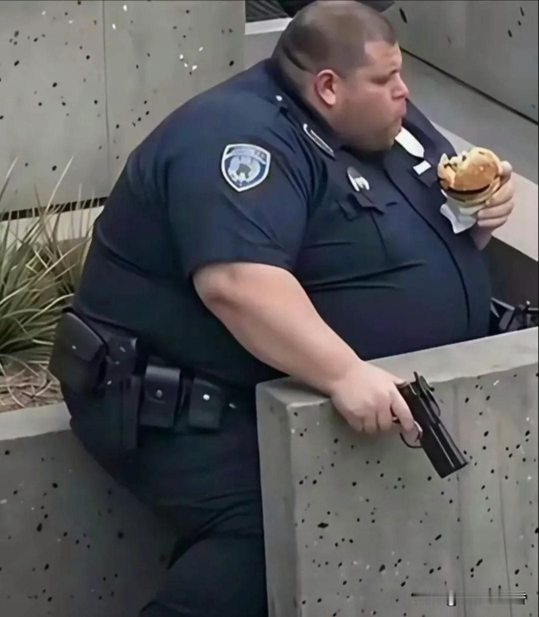 奇特的出警现场！胖警察对峙疑犯淡定吃汉堡…网上流传一则趣味小故事，一名体