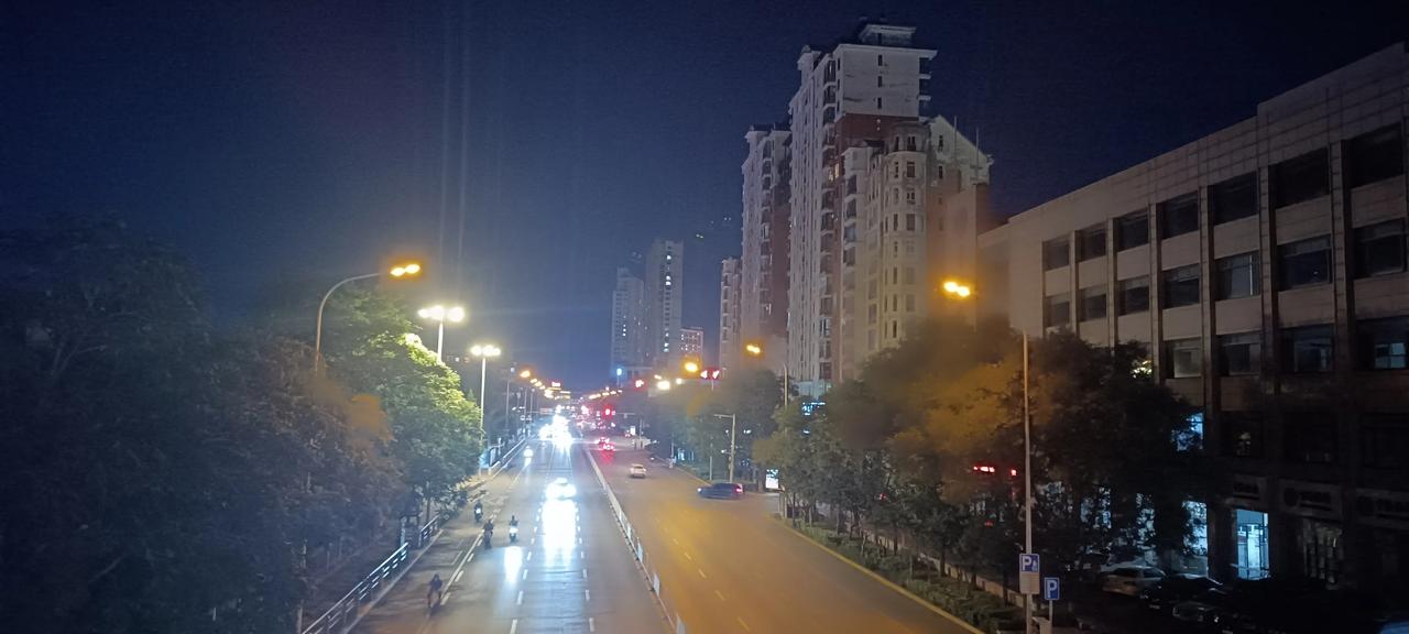 站在实验中学前的过街天桥上，东西眺望，顿觉我的城市夜景还是很美的。比起大城市的喧