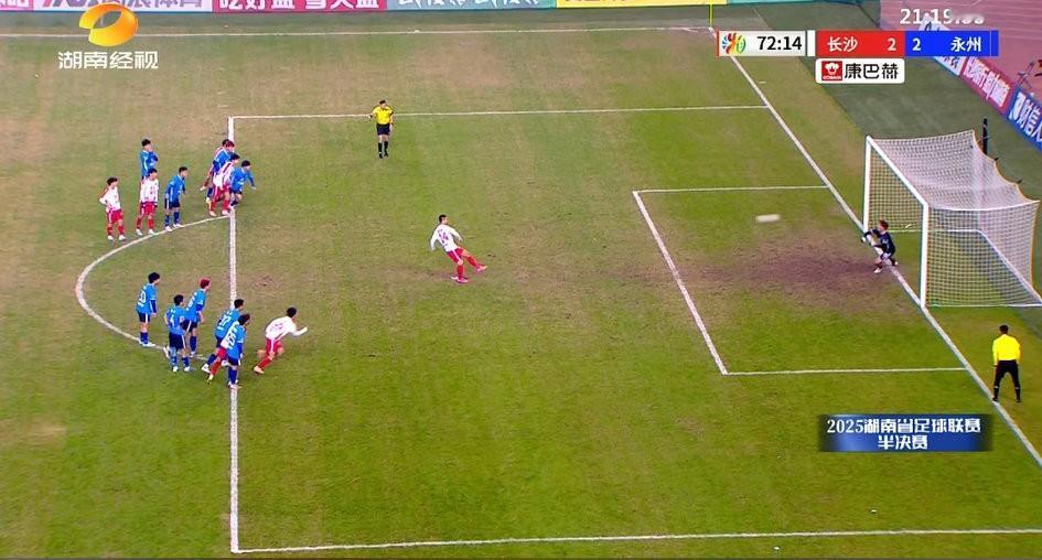 长沙队获得的这个点球真的来的有点猝不及防啊！这个点球裁判如此果断的吹罚点球，看来