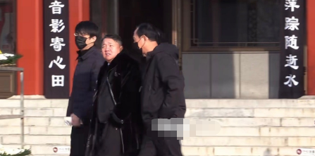 关键时候还是老人靠得住唐嫣父亲算是给大家吃定心丸了终于不用猜测人家怎么样了，