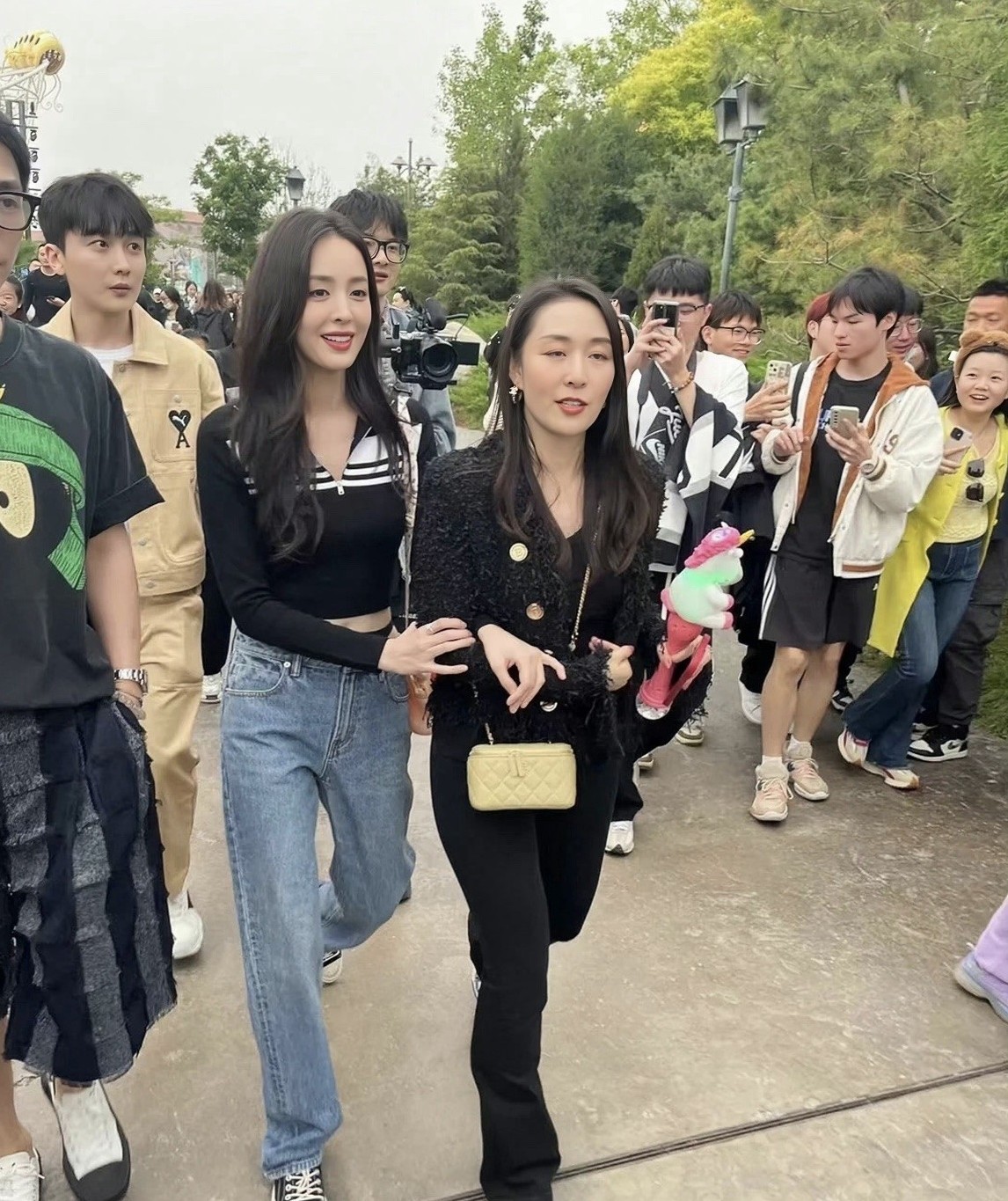 古力娜扎172cm就和朋友一起逛个公园，至于这么多人一路跟拍吗？