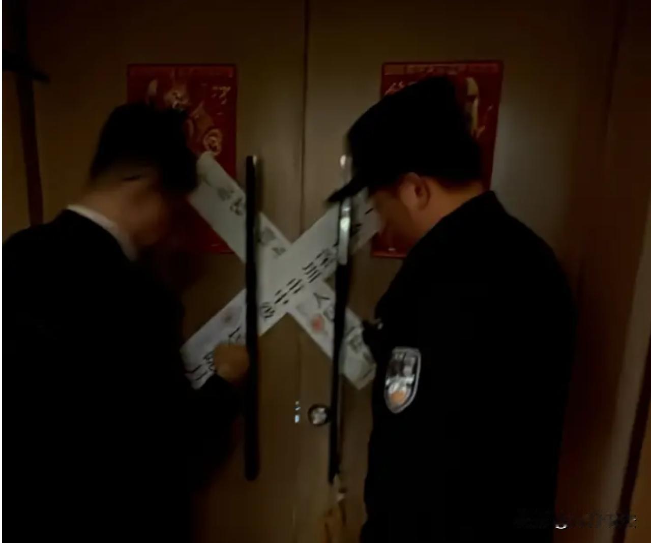 深圳，一男子通过法院拍卖，合法购得七套写字楼，收房当天，在物业人员陪同下，男子首