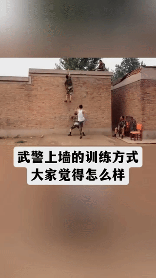 武警上墙训练曾经是武警官兵最常见的训练项目。它要求队员们相互配合在不借助任何工