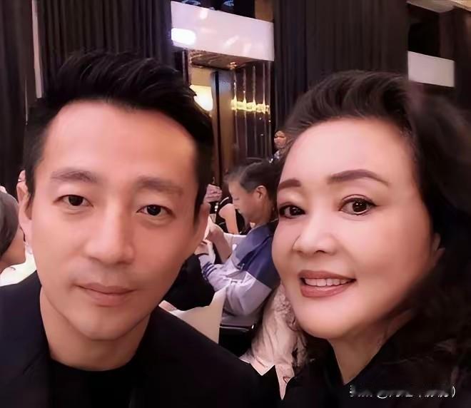 昨天恰逢小霖霖十周岁生日，兰姐接连更新两条社交动态，尽显隔辈疼爱与通透人生格局。