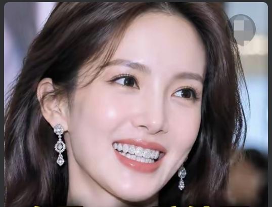 现在娱乐圈的女演员为了美为了漂亮，都武装到牙齿了。看看金晨一口牙齿帖满了碎钻