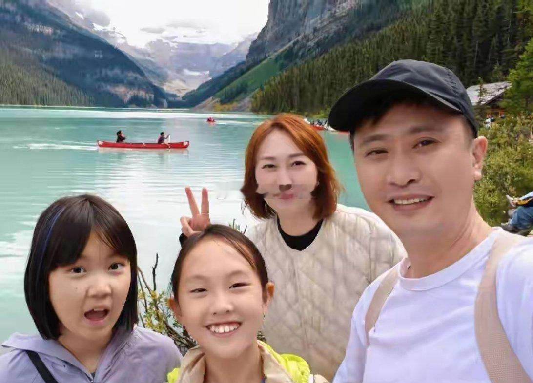 主持人杨帆一家国外旅游,两女儿一个像爸一个像妈,一家人幸福温馨​​​