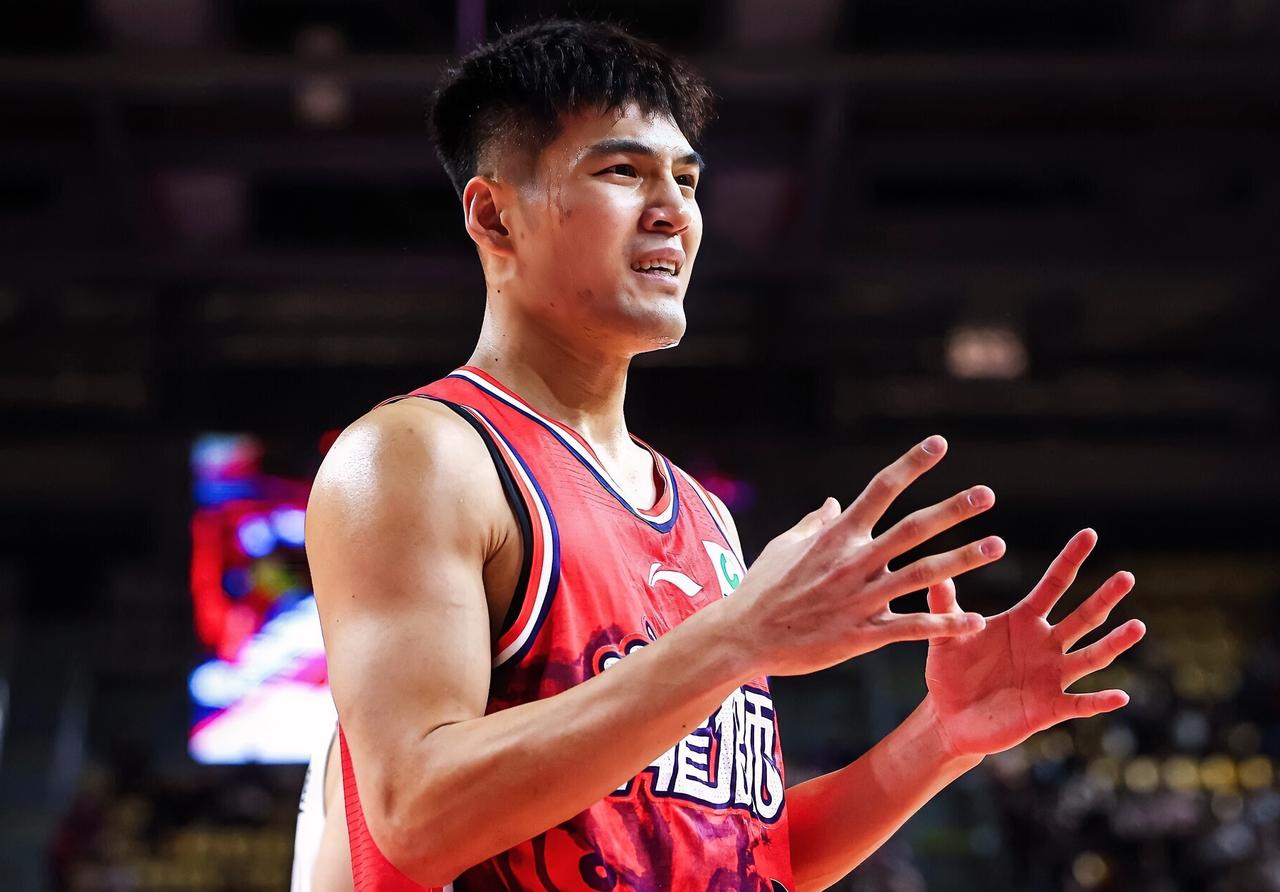 徐昕：豪哥，你这么打下去，合同结束了，你得去打村BA了吧？？？陈国豪：还想着本