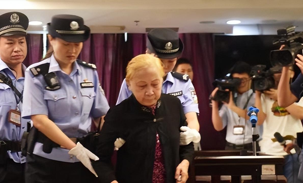 [点赞]2017年，广东83岁老太太将60粒安眠药碾碎放入儿子的粥里，用勺子喂