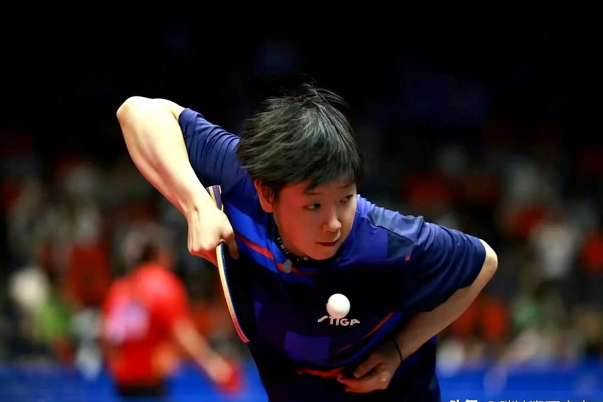 莎莎把漫画打成了直播。镜头里，她胳膊一绷，线条像铅笔描的，圆脸却奶凶奶凶，反