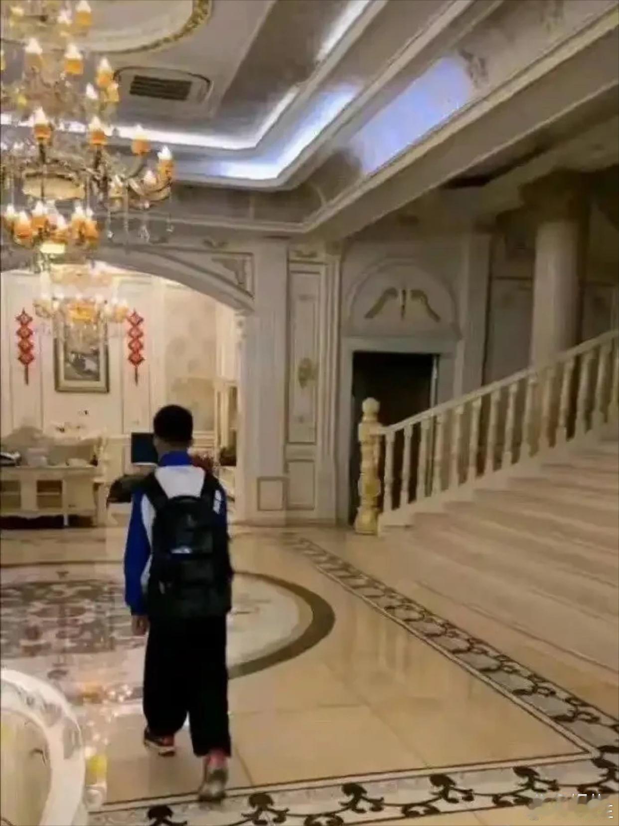 总算知道学校为啥强制穿校服了…