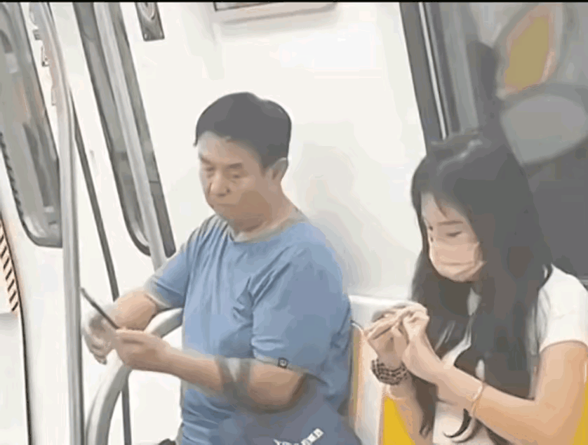 如果地铁上遇到相认识的女生不防向这位大哥学习一下地铁相遇瞬间地铁奇妙遇见