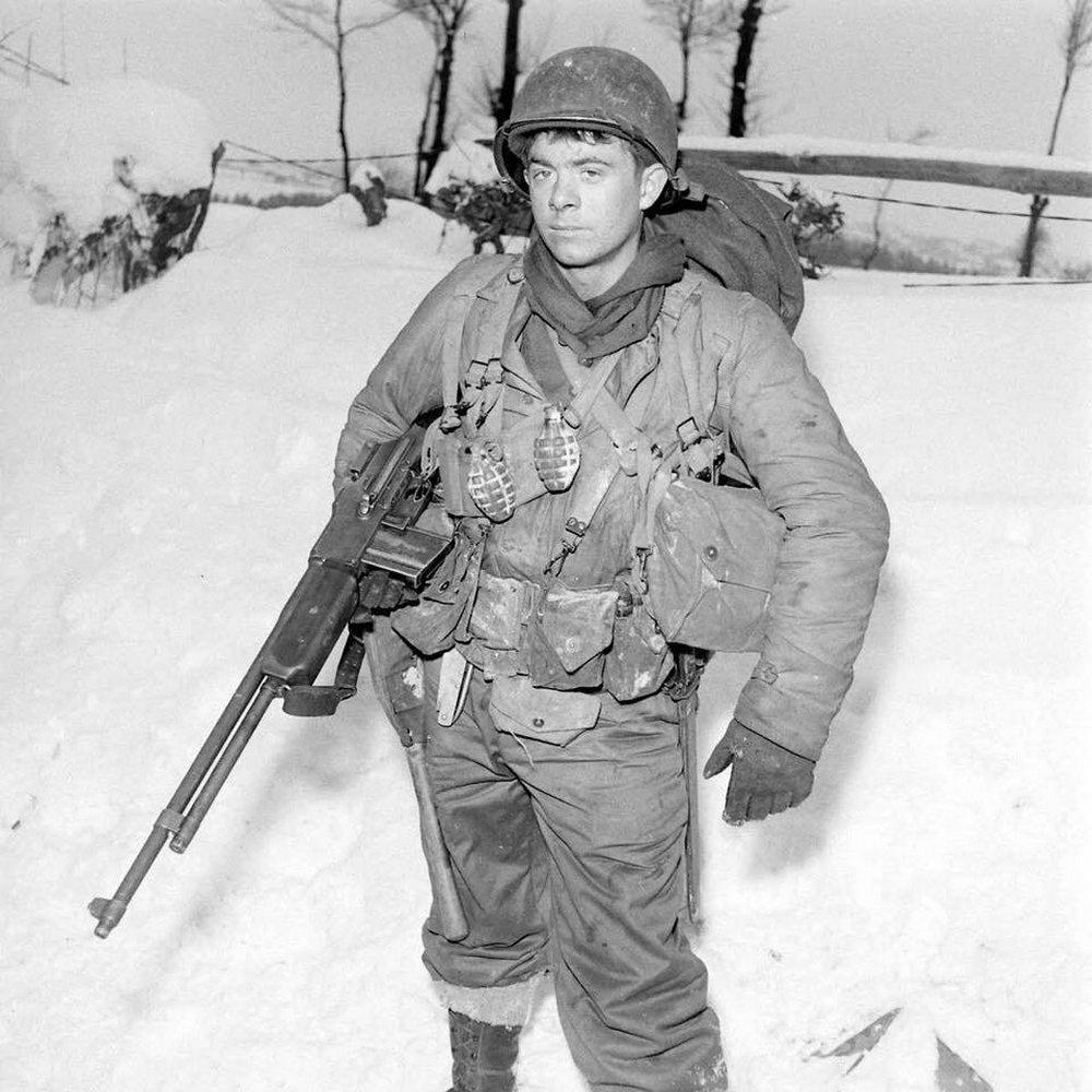 1944年12月16日拂晓，德军发动了著名的阿登反击战。投入这场攻势的