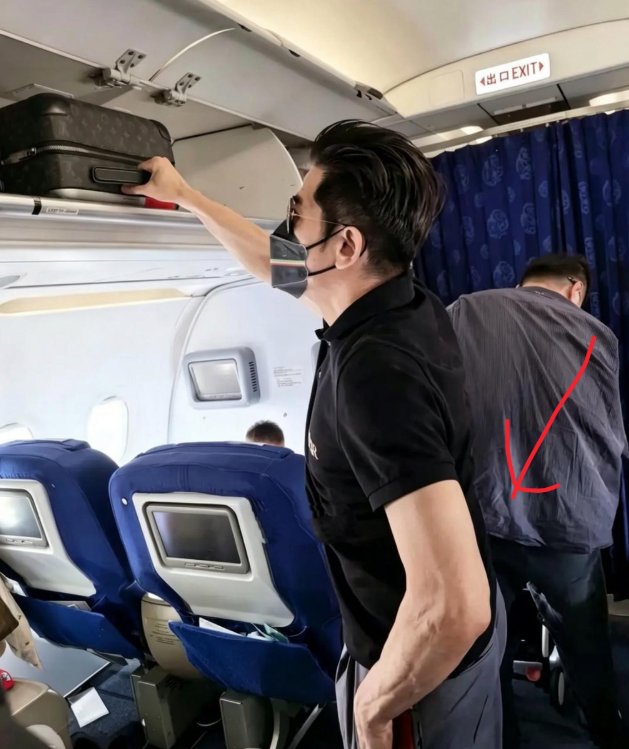 郭富城和老婆方媛一起乘坐飞机被拍到无美颜滤镜照飞机上，郭富城穿的很是年轻时尚，