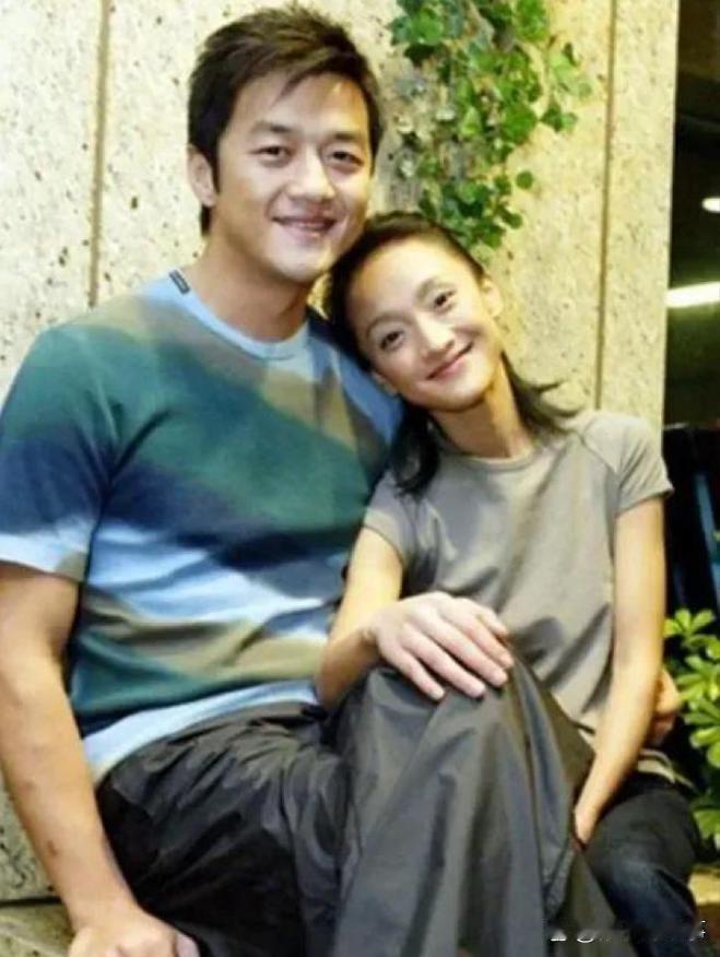 瞿颖的手机屏保是“我爱小鹏鹏”。张艺谋看着她，说了一句很硬的话。他说，那小子看