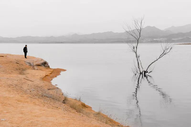 人生陷入低谷、遭受重大挫折时，人才会明白要谦虚谨慎，不自私、不高傲，学会低调做人
