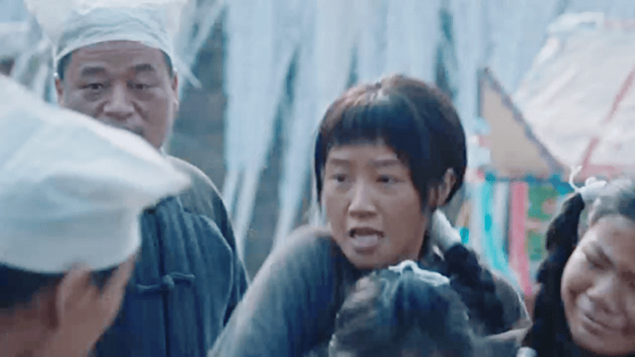 蓝盈莹一个眼神银子就活了银子的灵魂在她眼里跳动！被质疑时那眼一瞪，倔强得像块石头