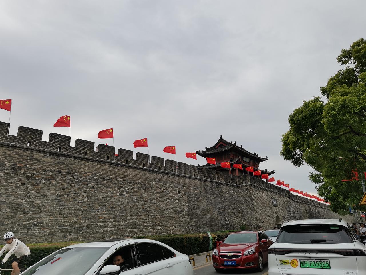 有朋友问，荆州古城墙和襄阳古城墙哪个好玩好看？正好问对人了。家住襄阳，伙
