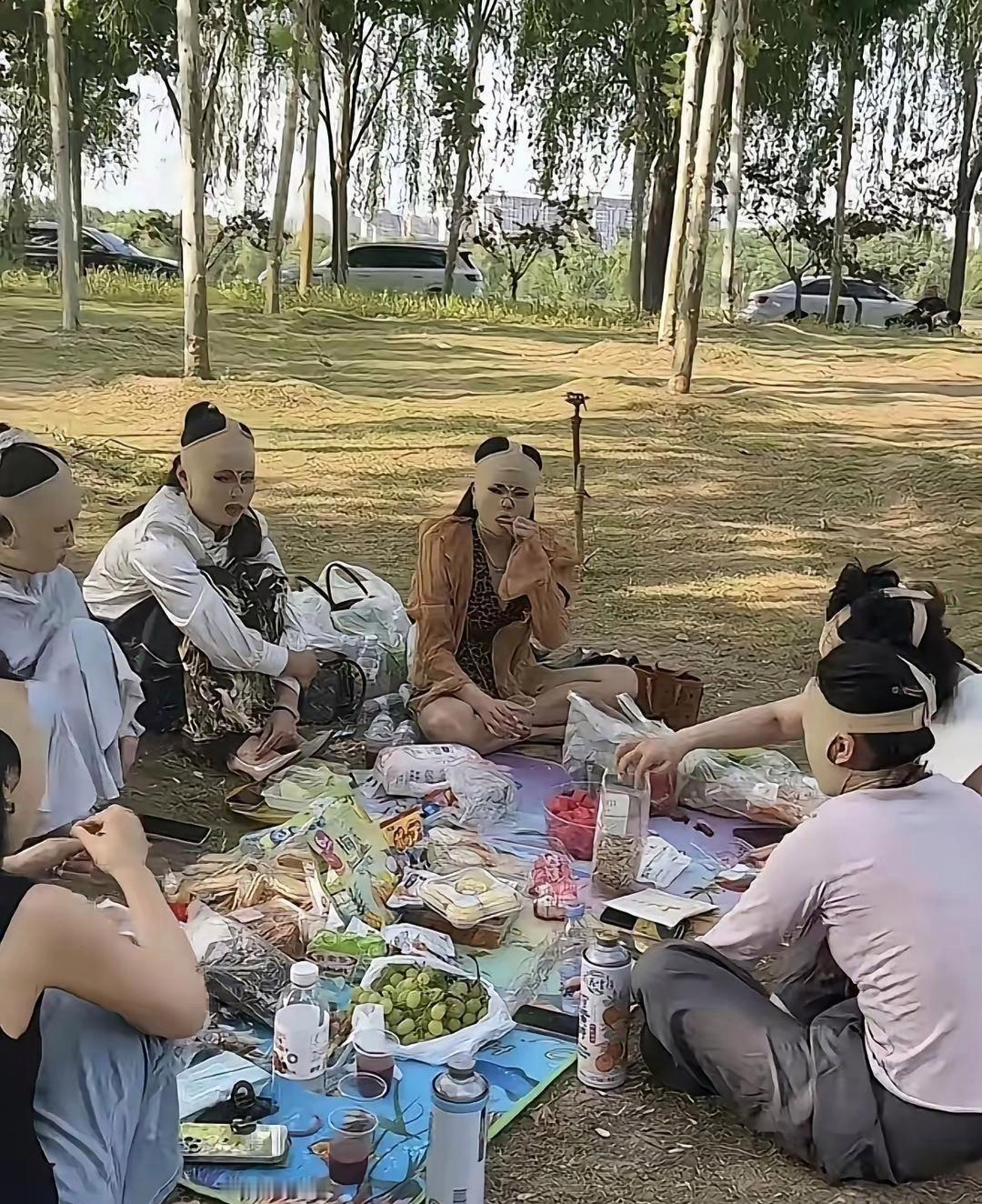 有必要搞这么夸张吗？到底在怕什么