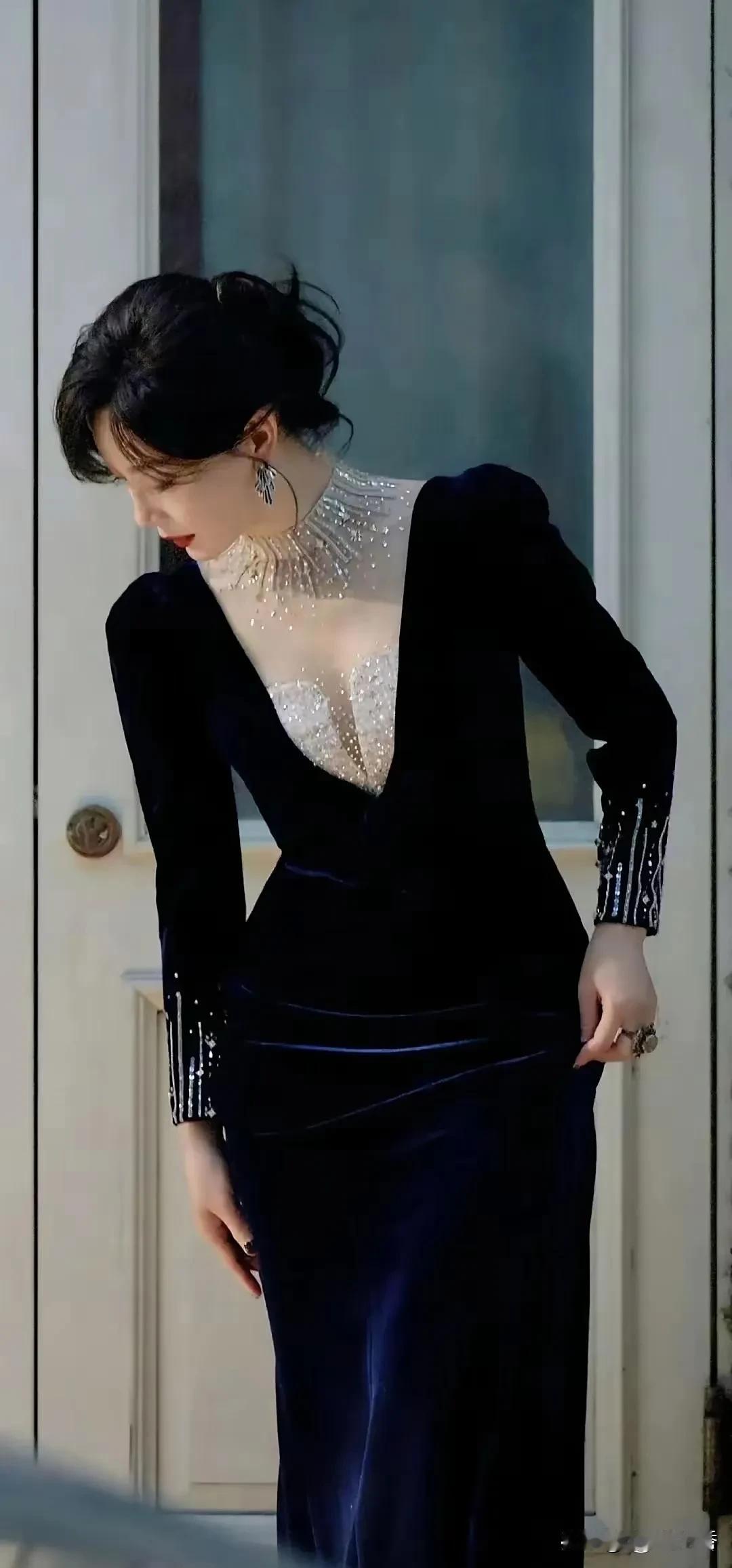 陈数这身打扮真绝了，丝绒长裙显身材，钻饰红唇笑容甜美，举手投足性感迷人。