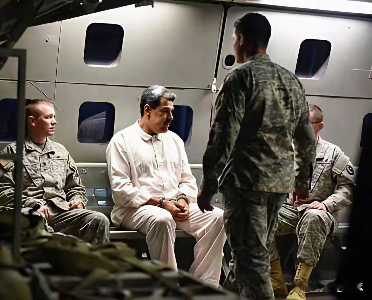 从照片看，马杜罗还算有骨气，如此大的落差，还能坦然自若，没有丝毫求饶的意思，可比