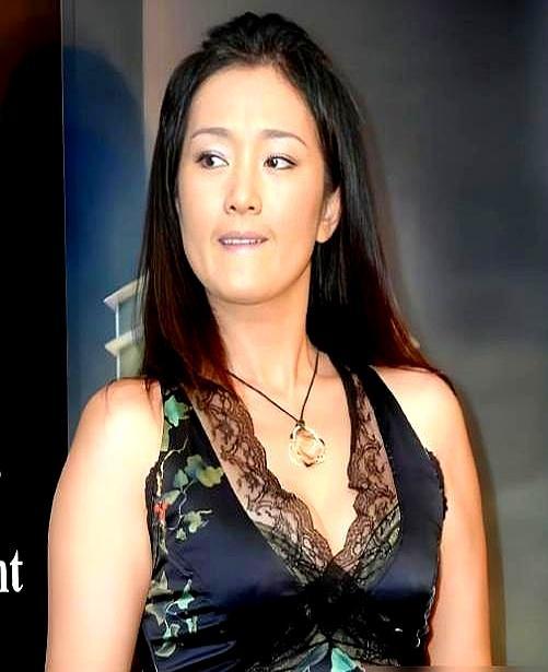 邻居都把菜种到巩俐家院子了，她竟毫不知情。千万别墅忘交物业费，银行存款到期