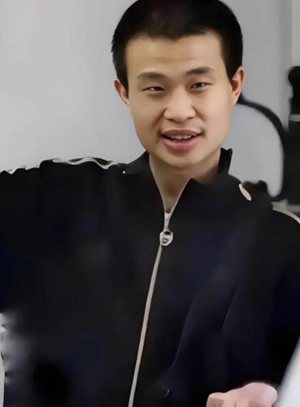 一个学马哲的26岁毕业直接当博导，韦神奋斗这么多年才一个副教授，真的让人看不懂。