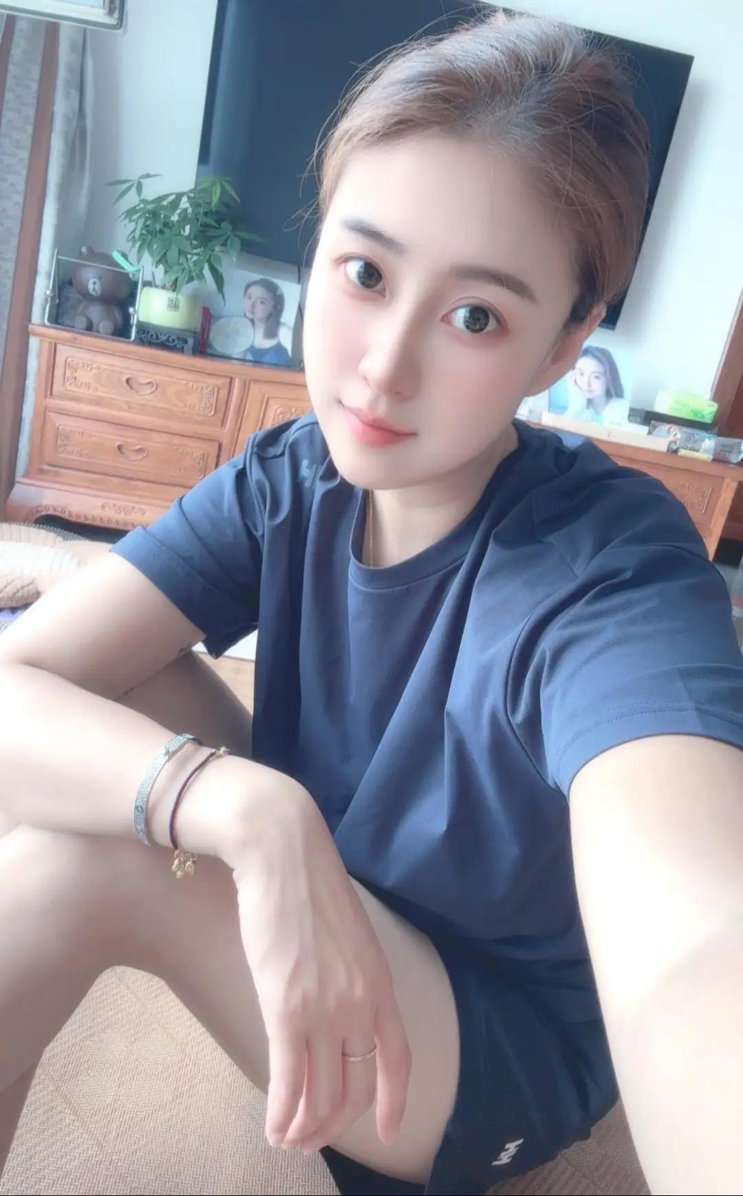 宅家日常🏠轻松一刻，舒适穿搭👕👖什么样的女人最有吸引力女孩子怎么穿搭既