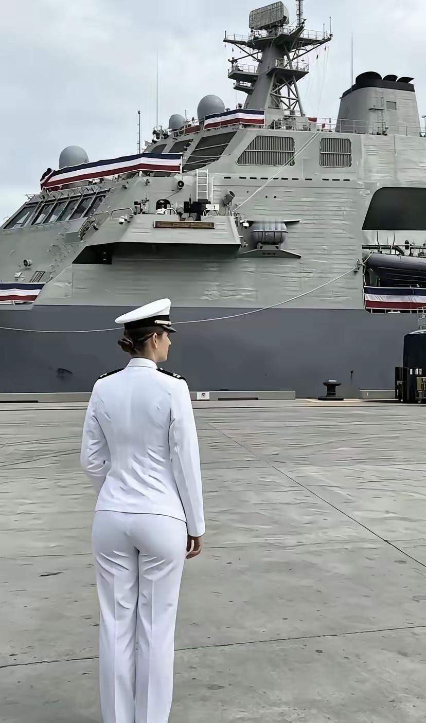 美国海军女兵看起来光鲜亮丽，其实，由于海外有太多军事基地，航母编队出去执行任务时