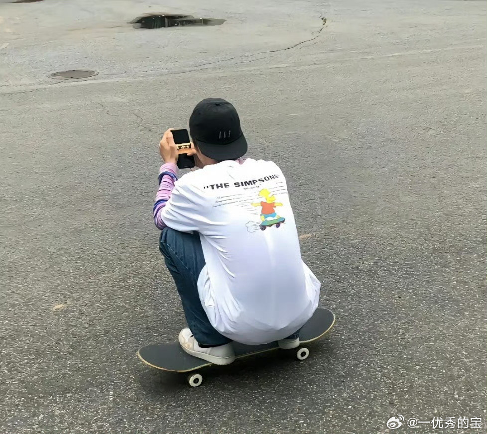 一八多大个子，蹲下来就好小一只，王一博你咋这么可爱捏？王一博这么快就又下班了