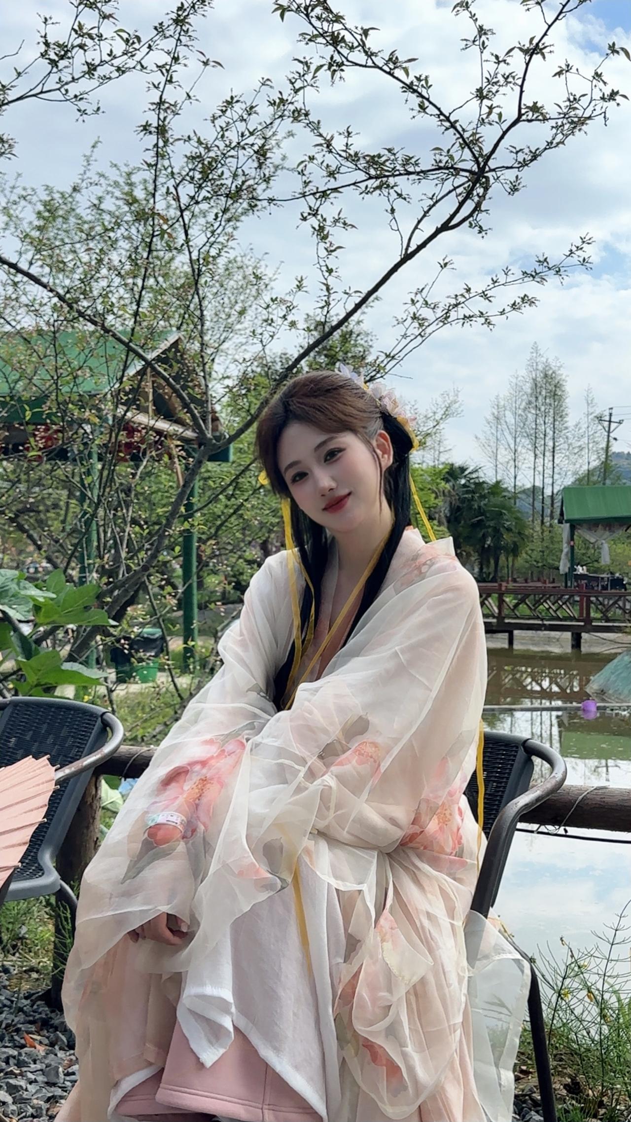 第一次穿这种衣服，感觉有点装嫩了[笑着哭]时光一去不复返，年轻真好🥲