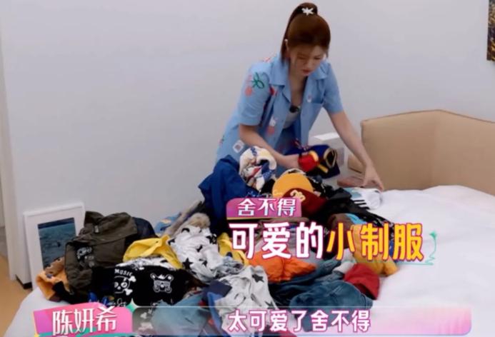 欧阳妮妮带着孩子到陈妍希家里做客。 陈妍希本来说好了把儿子以前的衣服送给欧阳