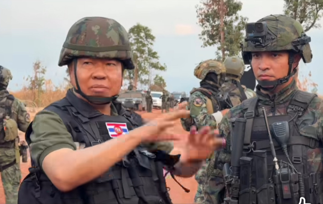 泰国国防部长阿披叻·孔颂蓬将军视察达叨府柬泰冲突前线海陆军战队官兵，可以从照片中