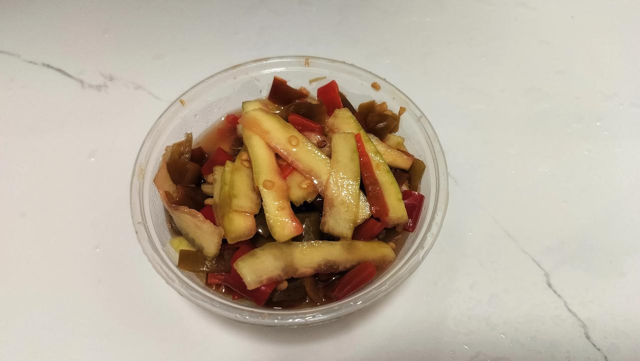 小同事吃西瓜，我说：‘’吃剩的西瓜🍉皮不要扔留着拿回家把绿色的皮刨去，切丝切片