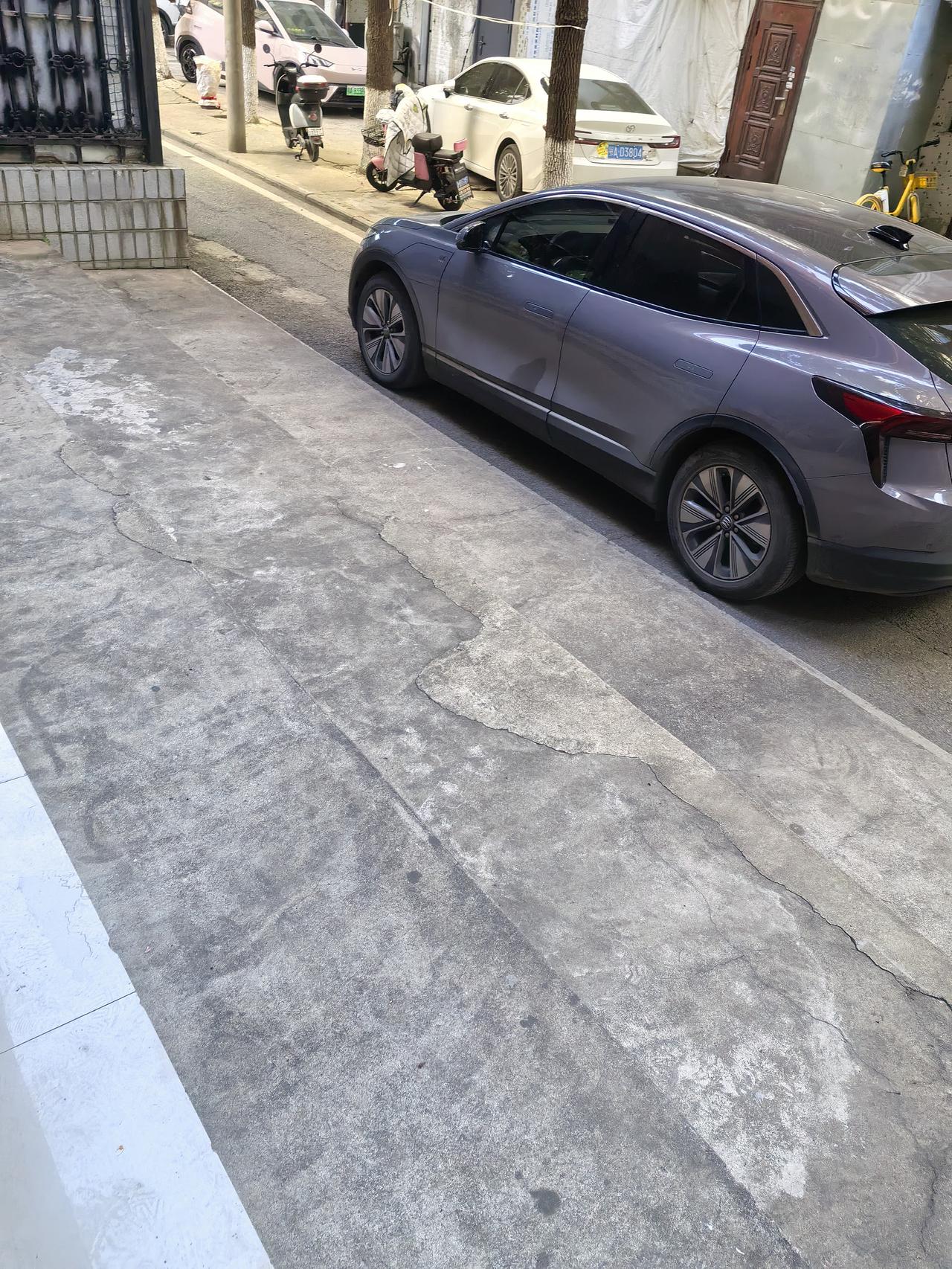 今天一大早一个男的来到物业办公室丢下一句狠话，说让经理到岗亭那找他，还说他的车就