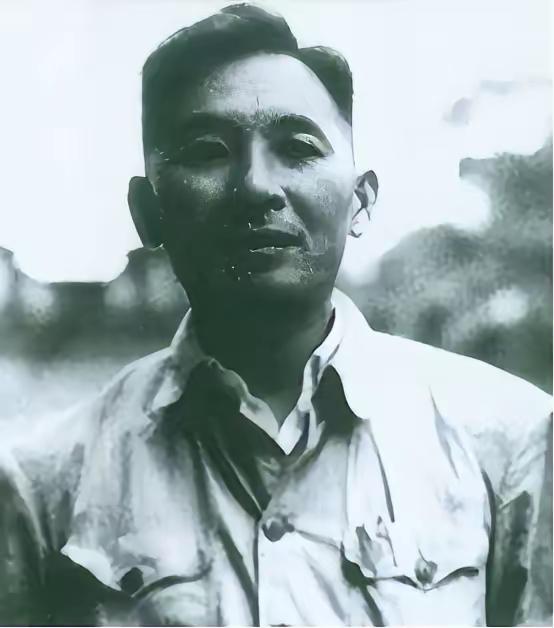 1935年，红军师长写好投降信准备带全师投敌，21岁政委连夜拍桌：绑了！多年后，