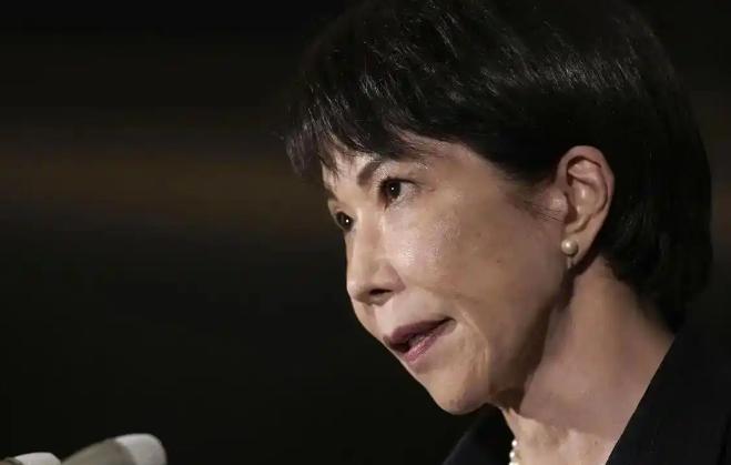 高市早苗刚放下狠话，57.2万亿日元的历史账单就砸了过来。 民调数据同时出炉