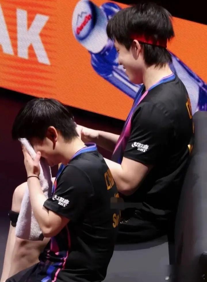 笑发财了！孙颖莎这投票是坐火箭冲大气层了吧？前一天还700万屈居第二，睡一觉直