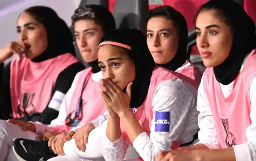 特朗普这人说话不拐弯抹角。他刚放出消息，说美国准备接纳伊朗女足球员，紧接着就在自