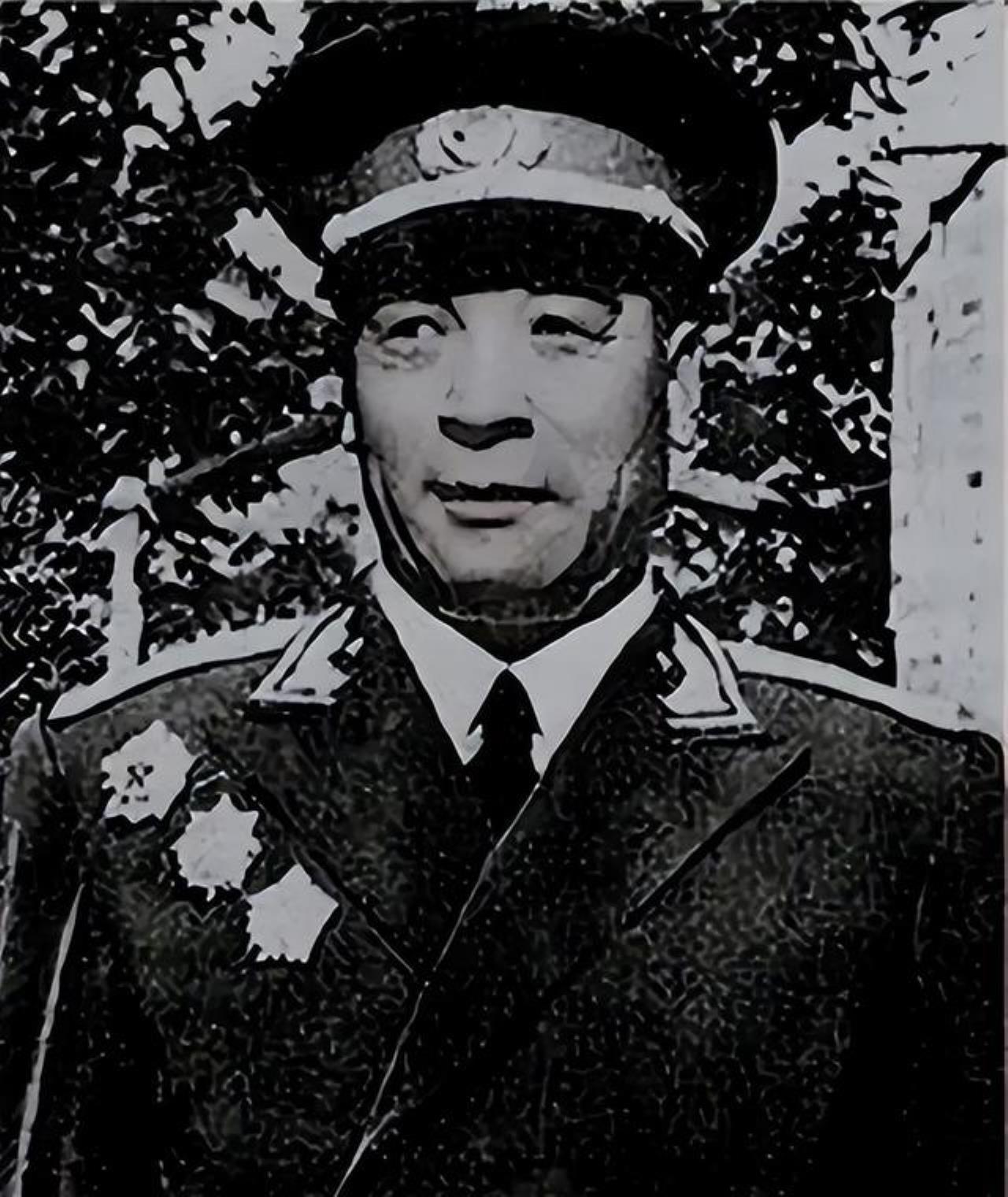 1955年，授衔仪式，聂鹤亭得知自己被授予中将军衔，觉得军衔太低拒绝接受，事情随