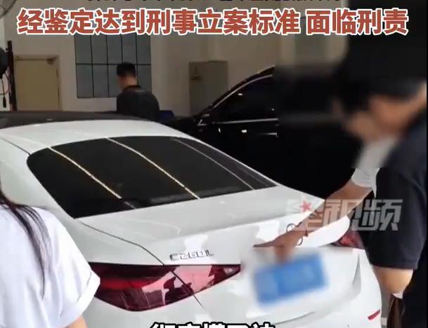 “只是想划几道印子、气气对方”。湖北武汉，一女子跟一男子，因为停车问题，二人多次