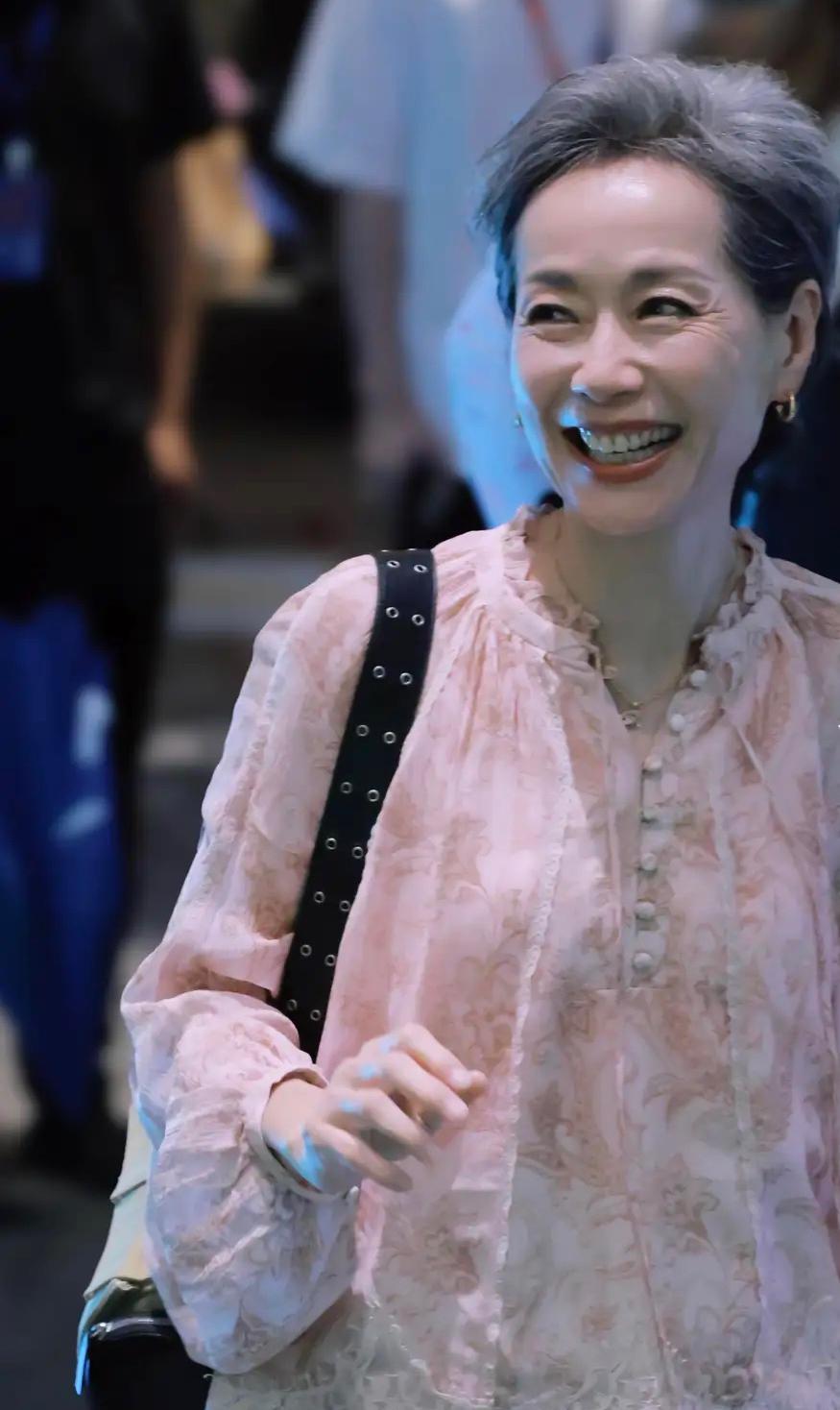 总有人说年纪大了穿粉色就是装嫩？看看62岁的叶童最近的造型，直接把这种偏见打破了