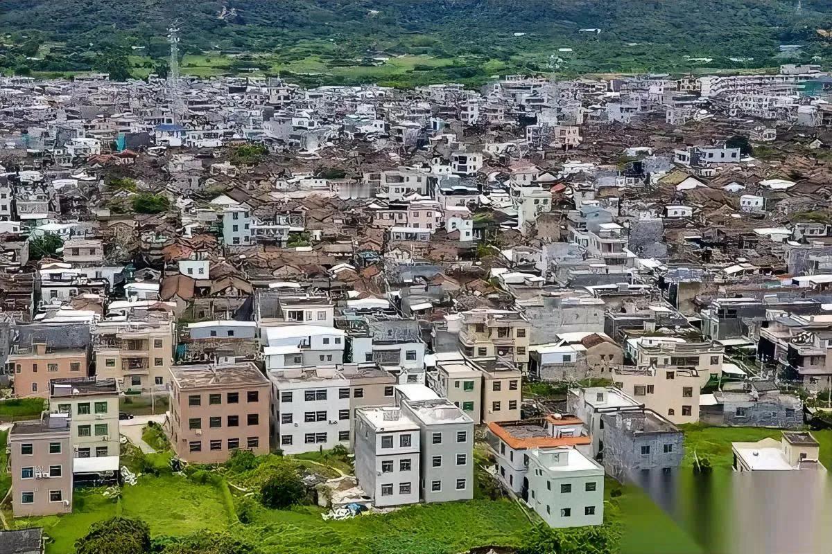 祖屋能传几代？答案藏在瓦缝里。宅基地不是私产，但房是你家盖的，房在，地就
