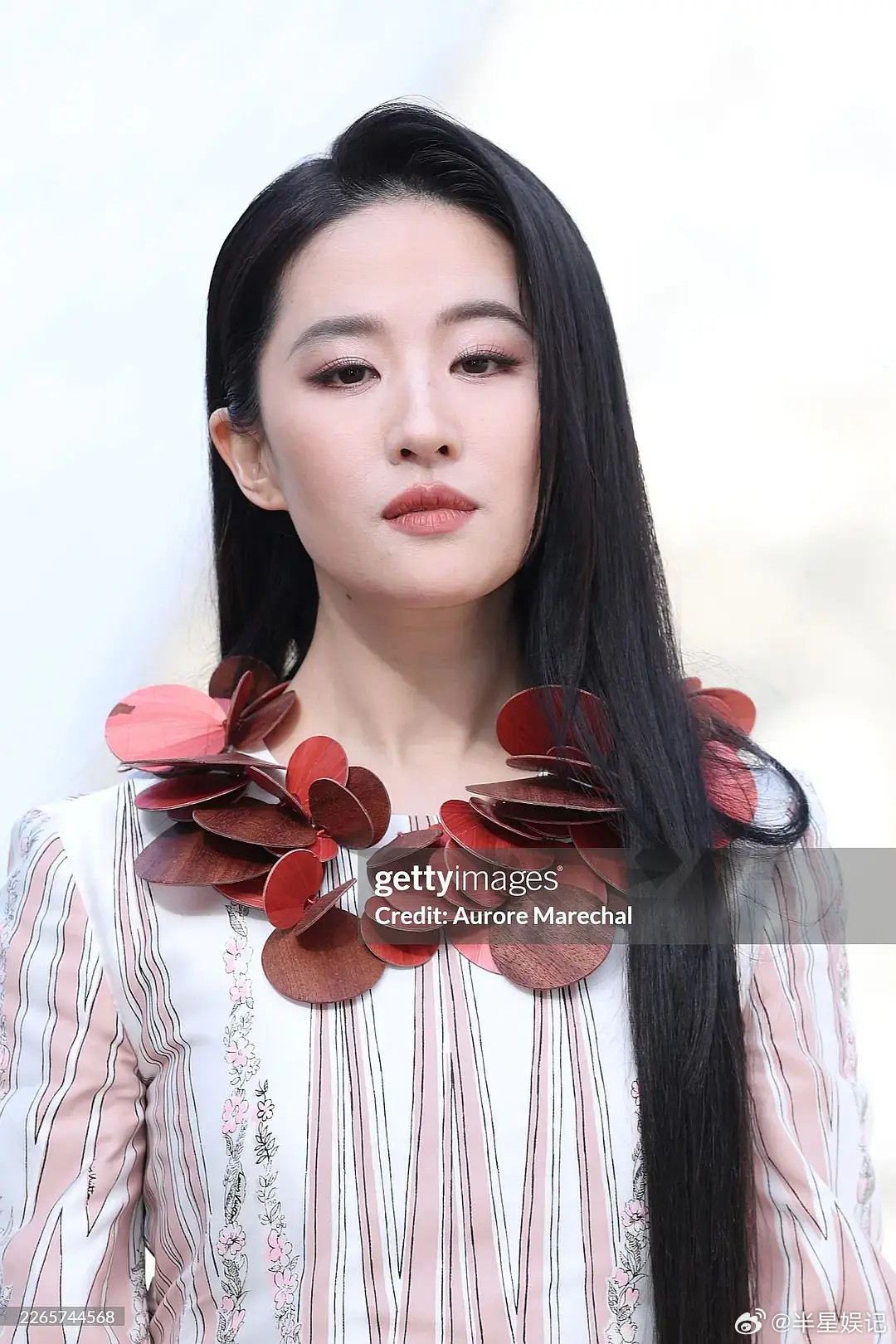 她怎么有点儿睁不开眼睛了啊