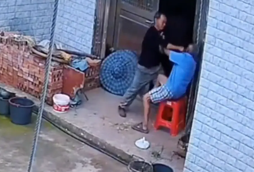 “这是个不孝子！”甘肃榆中，男子醉酒后与父亲因琐事发生争执，还当着家人的面扇了父