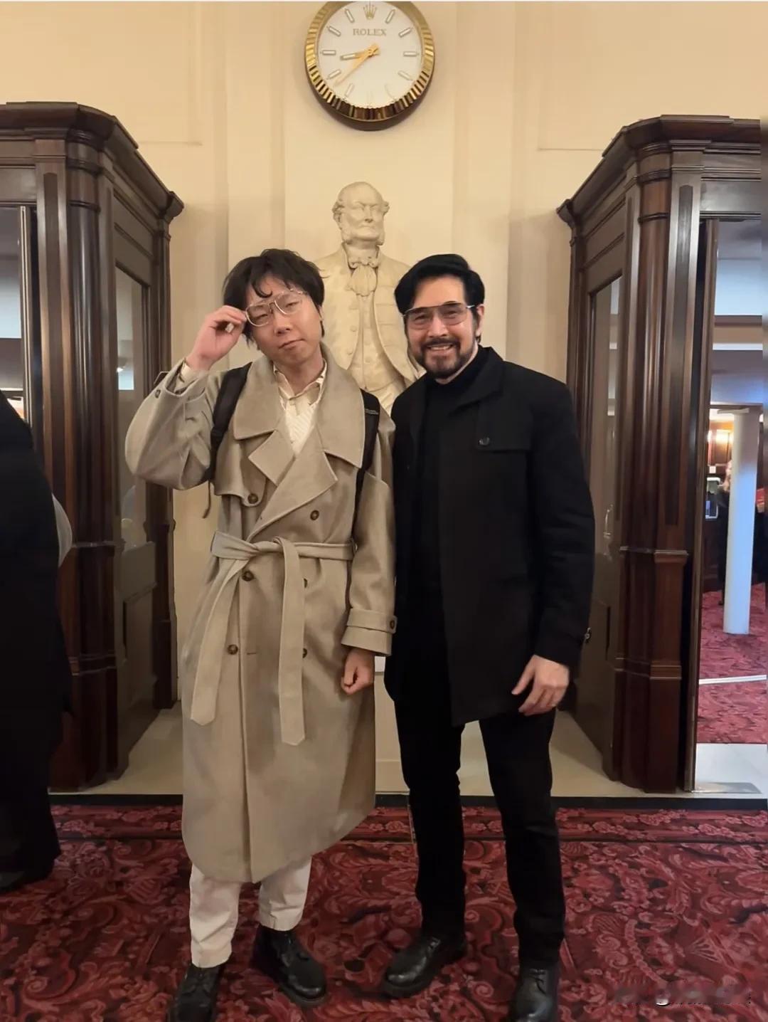 65岁的费翔现身英国皇家歌剧院，头发乌黑浓密，留着络腮胡子，个子很高，身形结实，