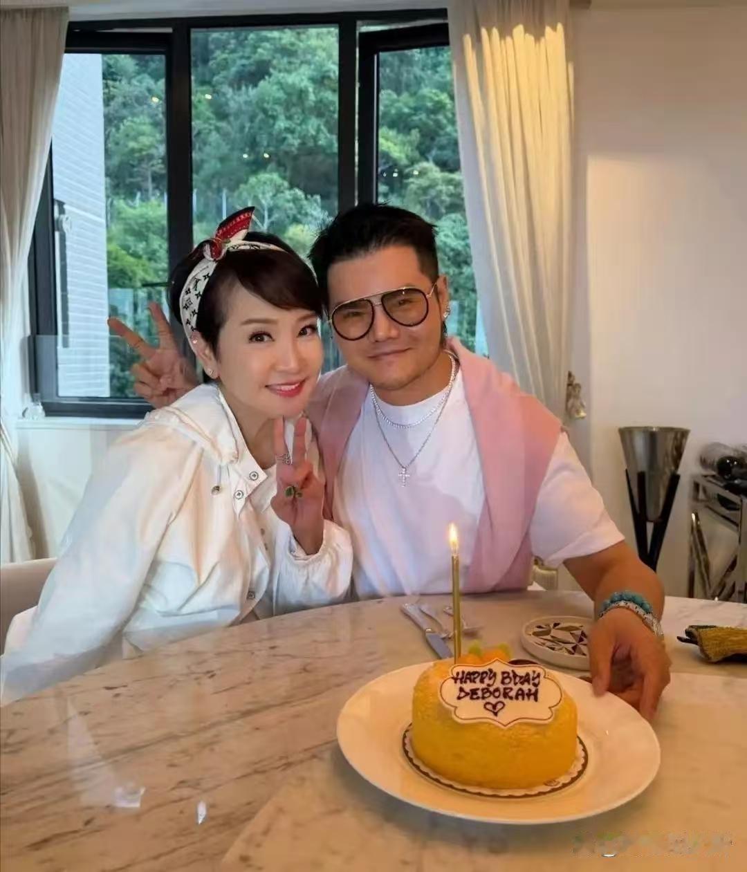 76狄波拉和小11岁二婚老公在一起，看不出来一点年龄差距，脸上一点皱纹没有，看起