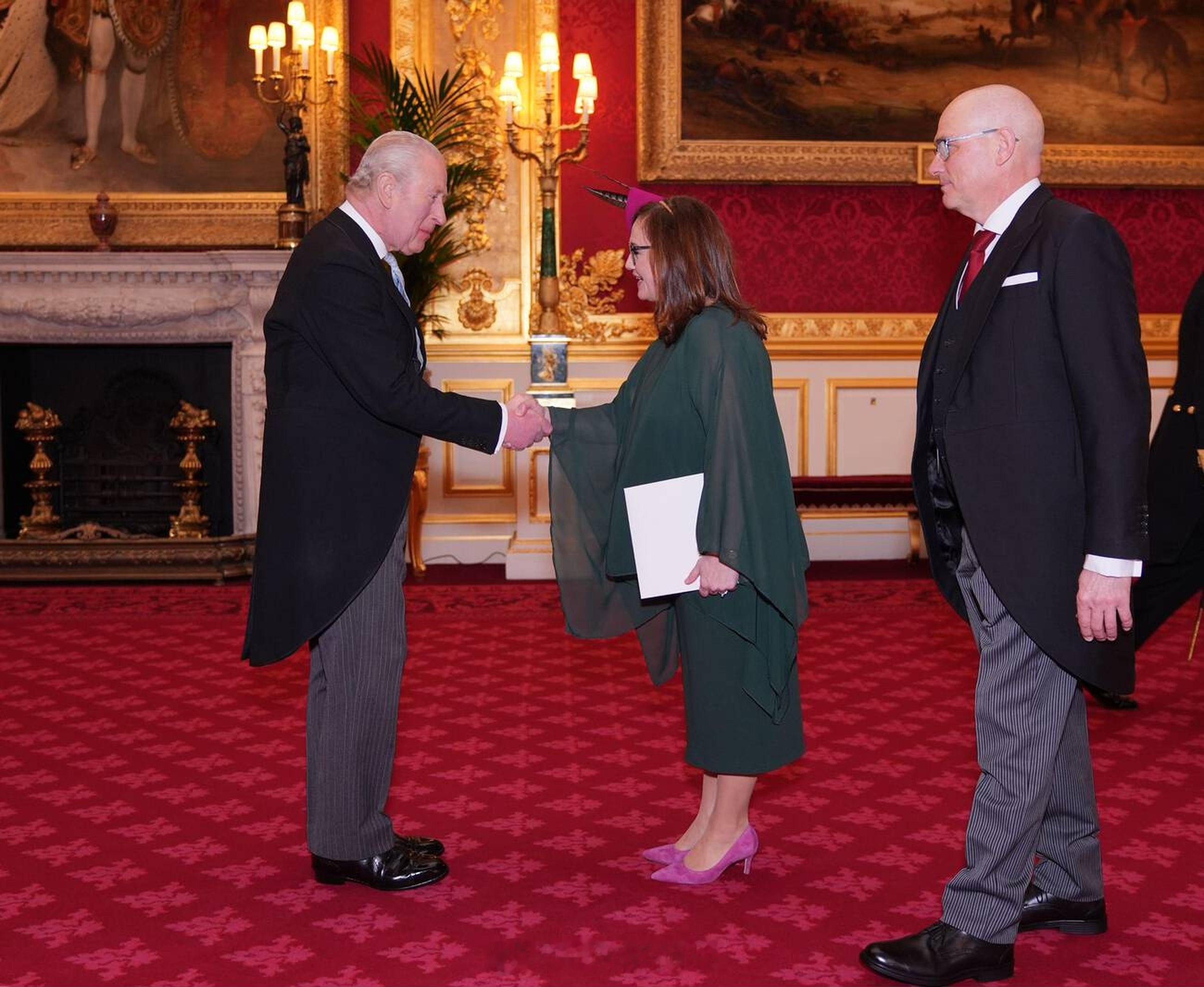 英国王室今天查尔斯三世在伦敦圣詹姆斯宫分别接见肯尼亚高级专员🇰🇪Maur