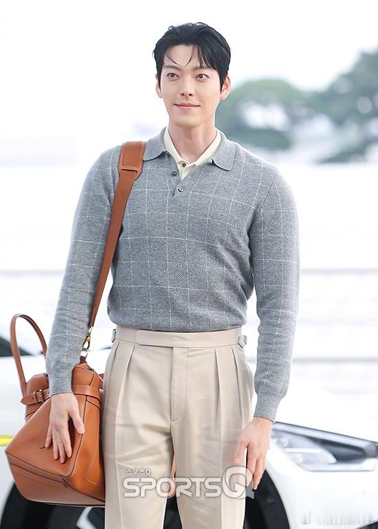 金宇彬官宣结婚后首现身金宇彬官宣结婚后首现身机场，帅气绅士，人逢喜事精神爽！
