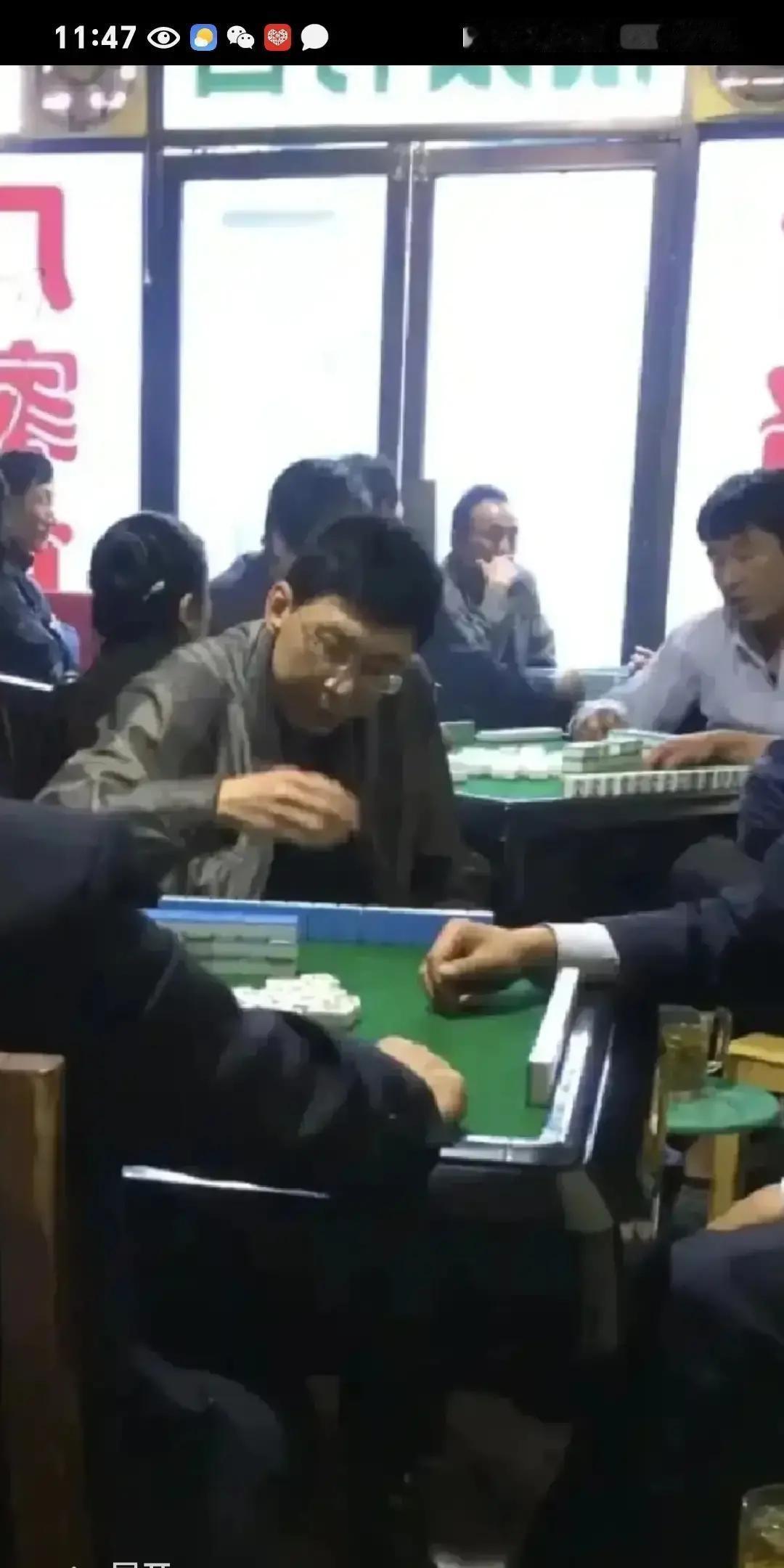 弟弟欠了五万赌债，追债的堵到家门口，老妈当场高血压发作。我手里攥着刚离婚拿到的